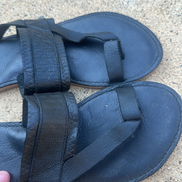 TOMS Black Leather Toe Loop Slide Sandals Sz. 9 - Picture 2 of 8